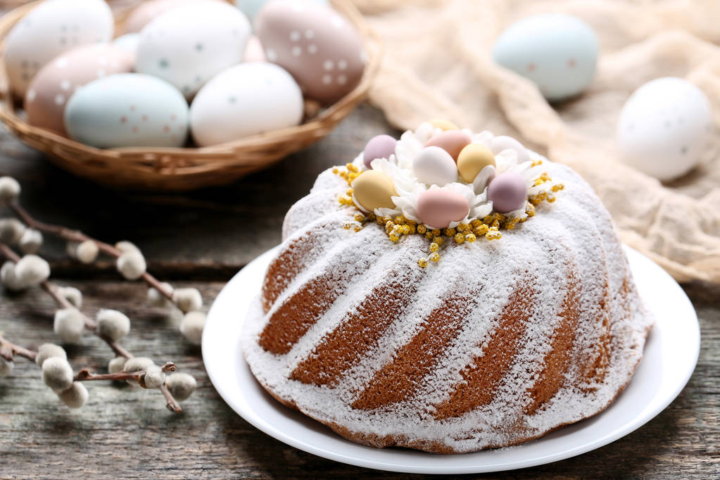 Paskalya kek yumurta ve ağaç dalları ahşap tablo - Fotoğraf, Görsel