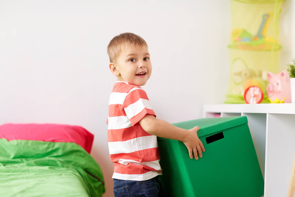 heureux petit garçon avec boîte à jouets à la maison
 - Photo, image