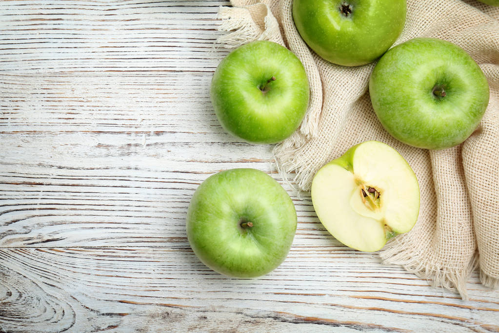 木の背景に新鮮な緑のリンゴ - 写真・画像