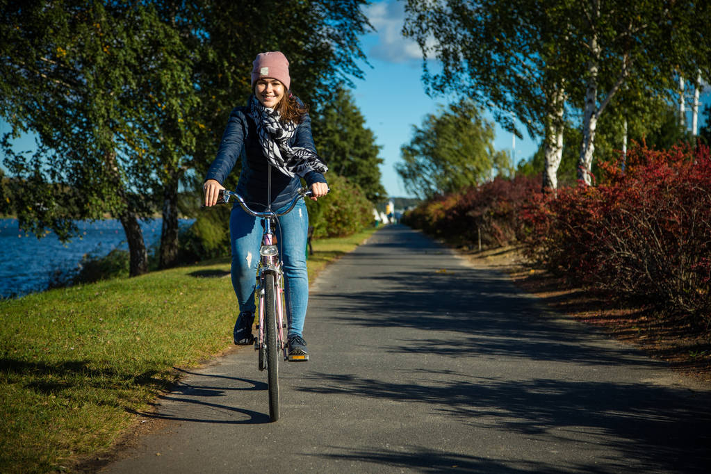 Ciclismo urbano - mujer joven en bicicleta
 - Foto, imagen