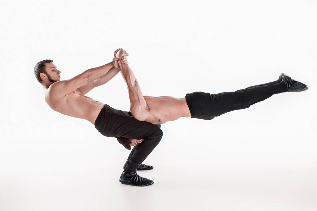 Grupie gimnastyki akrobatycznej kaukaski mężczyzn na równowagi stanowią - Zdjęcie, obraz