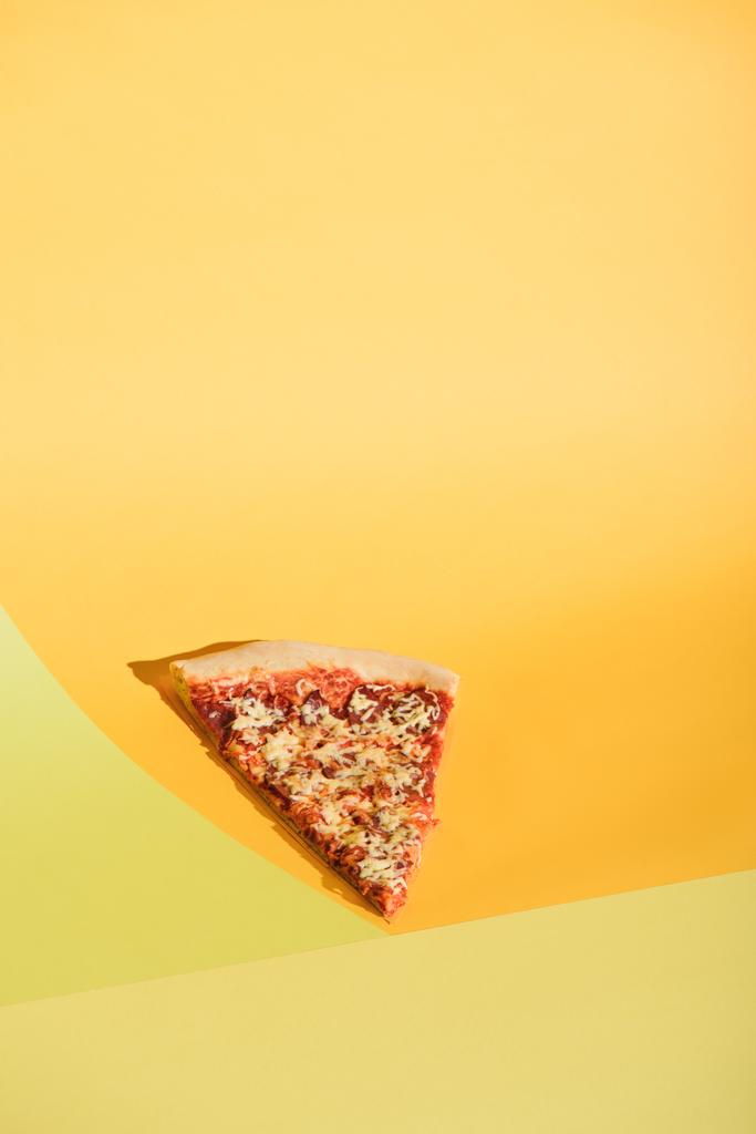 vista de cerca de pedazo de pizza italiana sobre fondo colorido
 - Foto, imagen