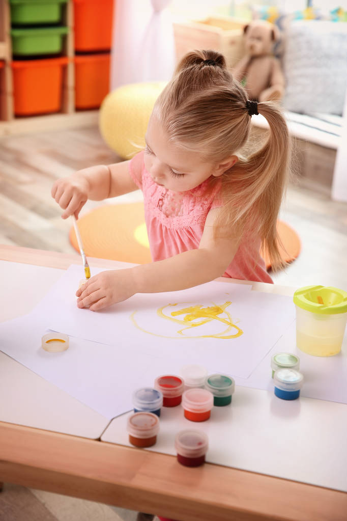 Klein schattig meisje schilderen   - Foto, afbeelding