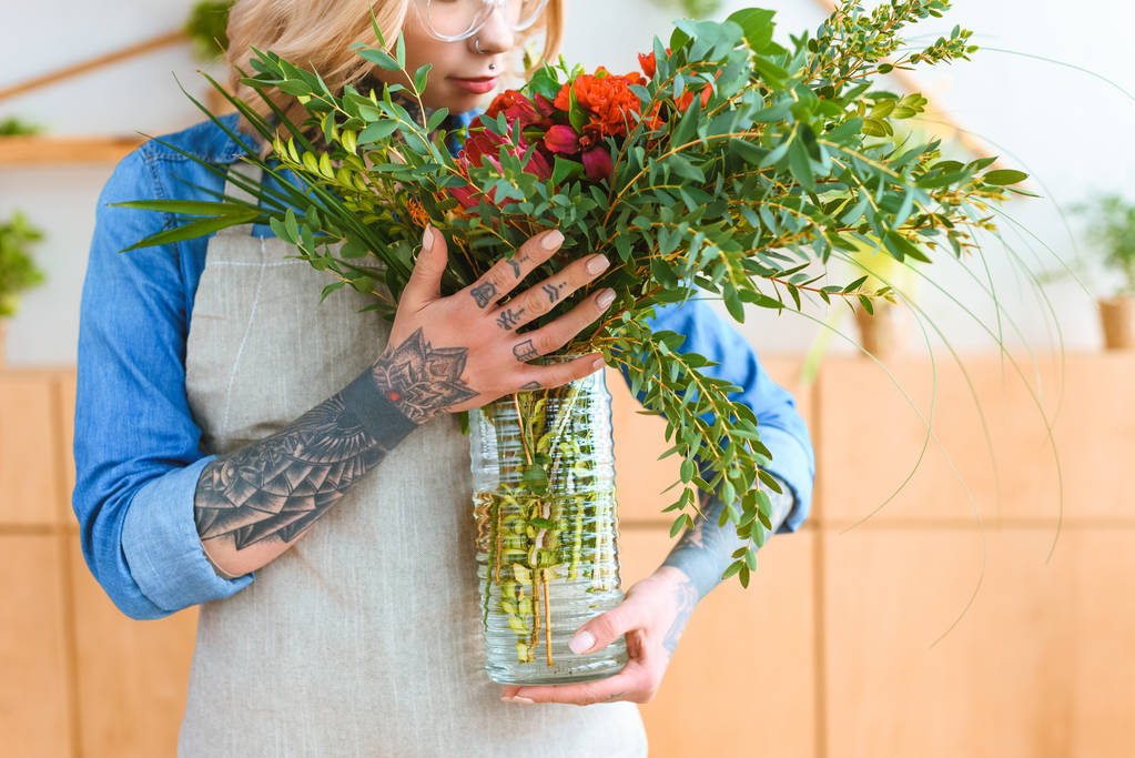 若い花屋フラワー ショップで美しい花束花瓶を保持のクロップ撮影 - 写真・画像