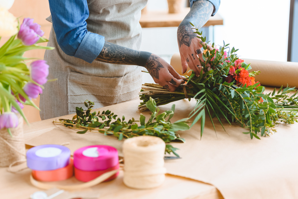 przycięte strzał młodych florystów z tatuażem ręce zorganizowanie bukiet kwiatów w miejscu pracy - Zdjęcie, obraz