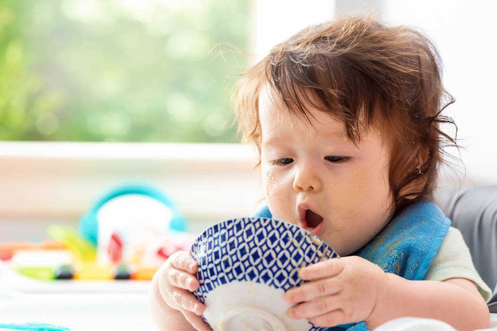 Onnellinen pieni poikavauva syö ruokaa
 - Valokuva, kuva