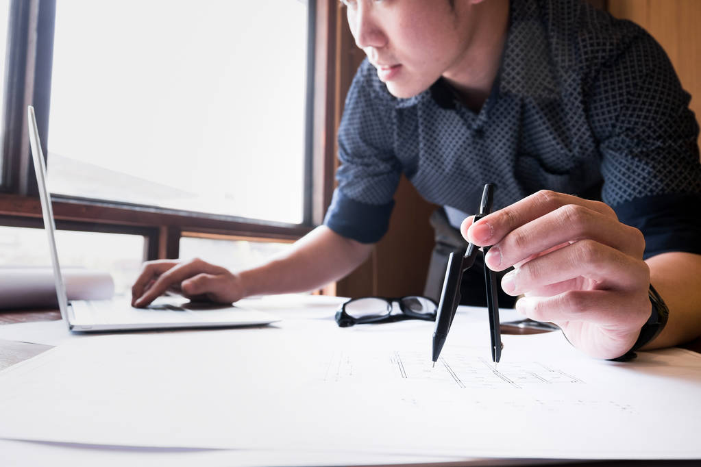 giovane ingegnere sta utilizzando portatile notebook design progetto moderno in ufficio, concetto di ingegnere  - Foto, immagini