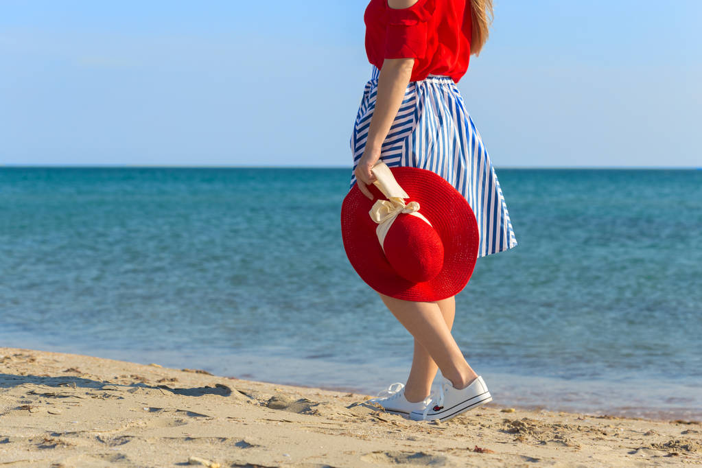 Donna che cammina sulla spiaggia - Foto, immagini