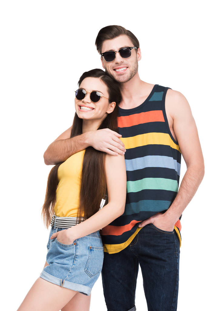 muž v sluneční brýle objímá svou přítelkyni, izolované na bílém - Fotografie, Obrázek
