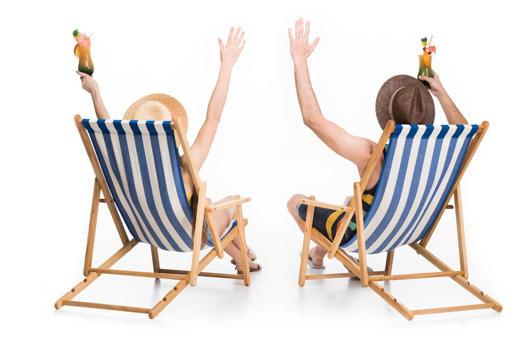 вид ззаду пари, що розслабляється на пляжних стільцях з коктейлями, ізольовані на білому
 - Фото, зображення