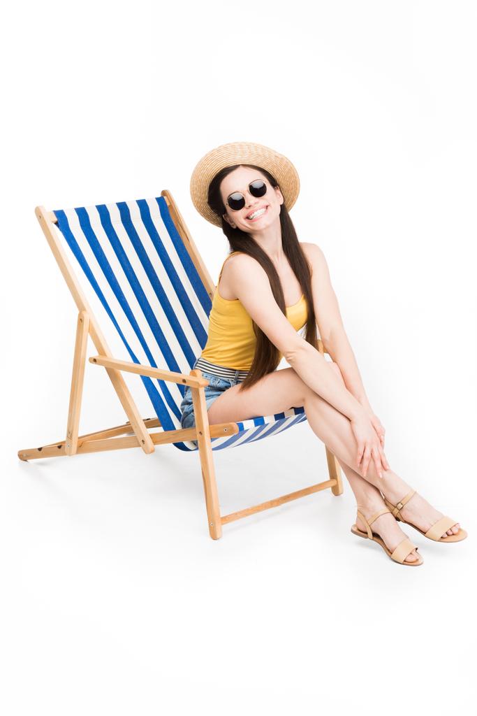 menina sorridente atraente sentado na cadeira de praia, isolado no branco
 - Foto, Imagem