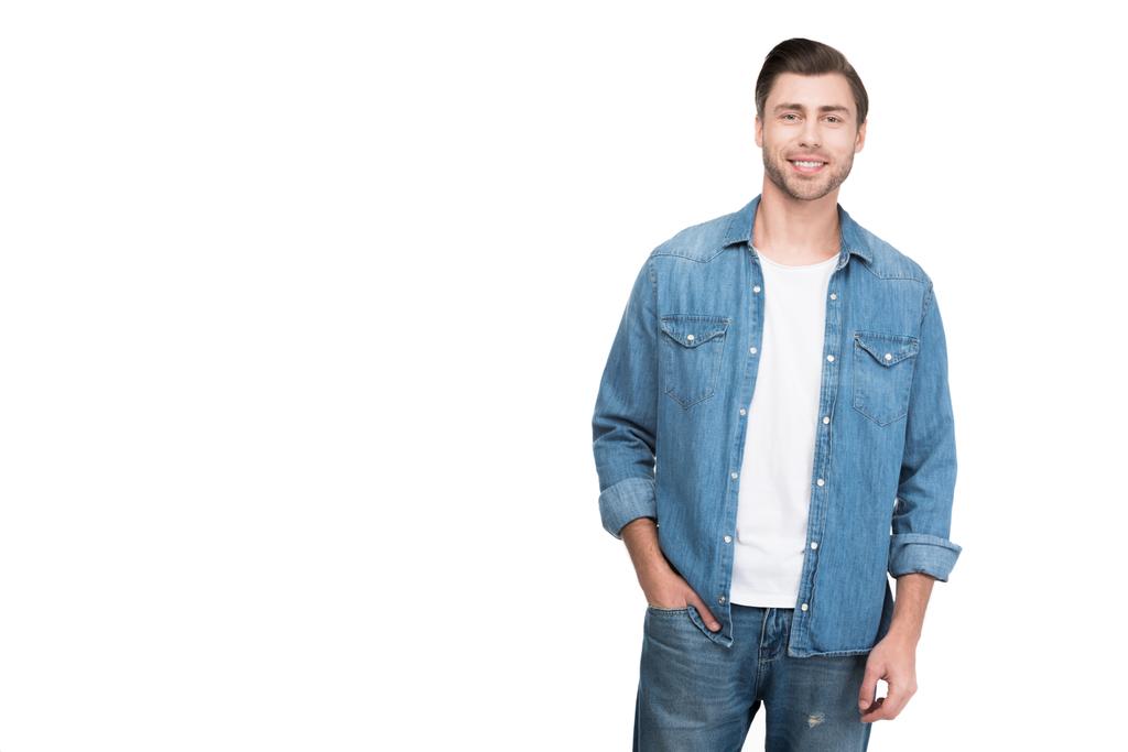 jovem sorrindo homem em jeans olhando para a câmera, isolado em branco
 - Foto, Imagem