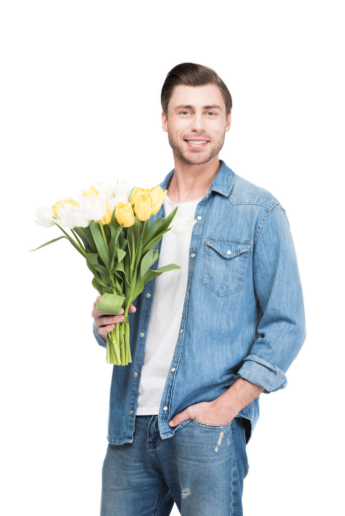 uśmiechnięty mężczyzna trzyma bukiet tulipanów, na białym tle - Zdjęcie, obraz