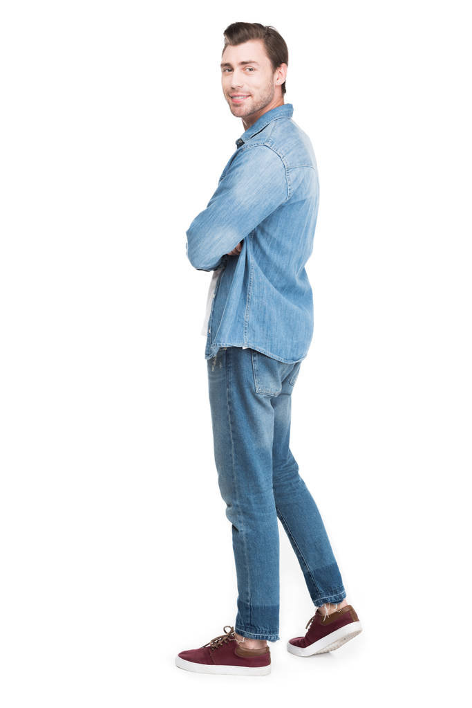 joven hombre sonriente en jeans mirando a la cámara, aislado en blanco
 - Foto, Imagen