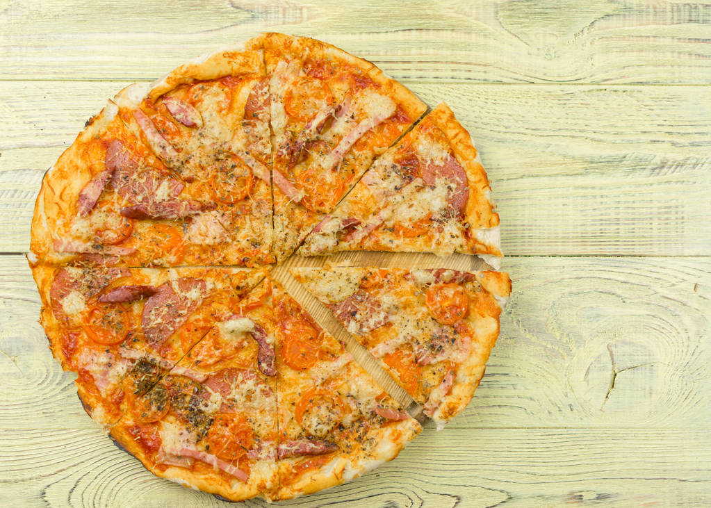 Świeżo przygotowana pizza domowej roboty na drewnianym tle. - Zdjęcie, obraz