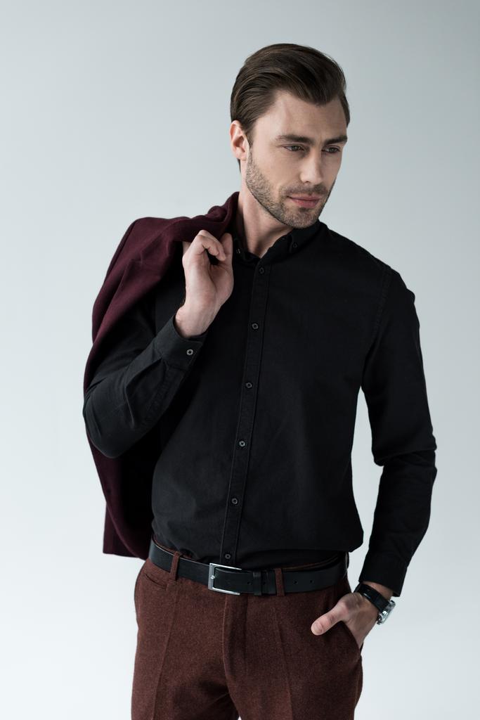 komea mies poseeraa trendikäs takki, eristetty harmaa
 - Valokuva, kuva