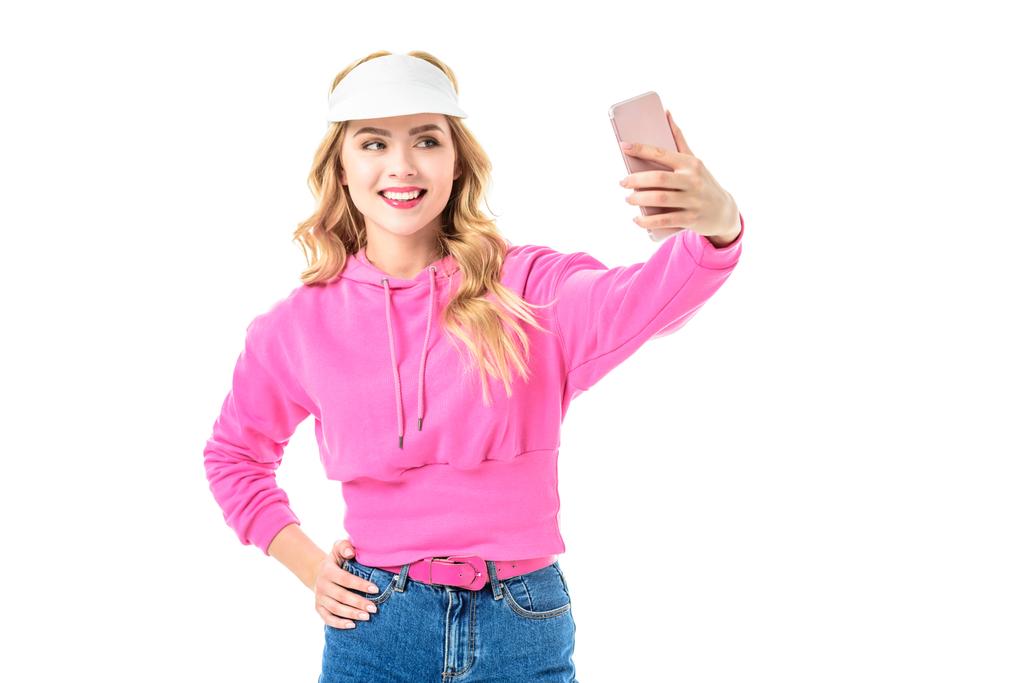Blondine in pinkfarbener Kleidung macht Selfie isoliert auf weißem Grund - Foto, Bild