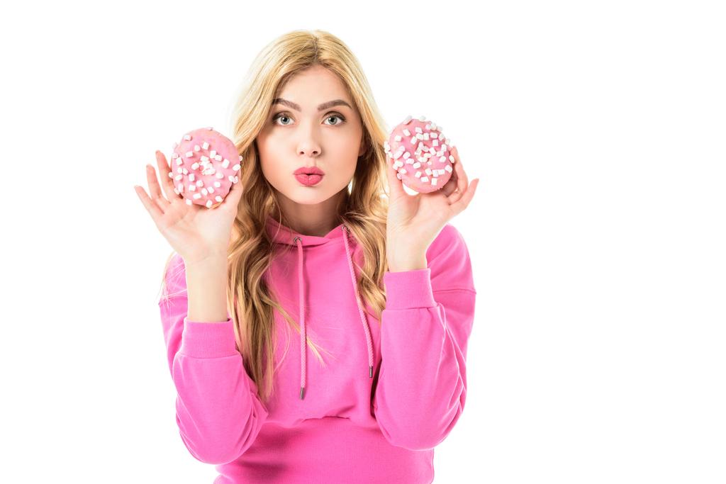 Linda chica sosteniendo rosados donuts aislados en blanco
  - Foto, imagen