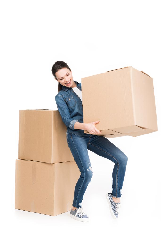 mujer moviéndose con cajas de cartón, aisladas en blanco
 - Foto, imagen