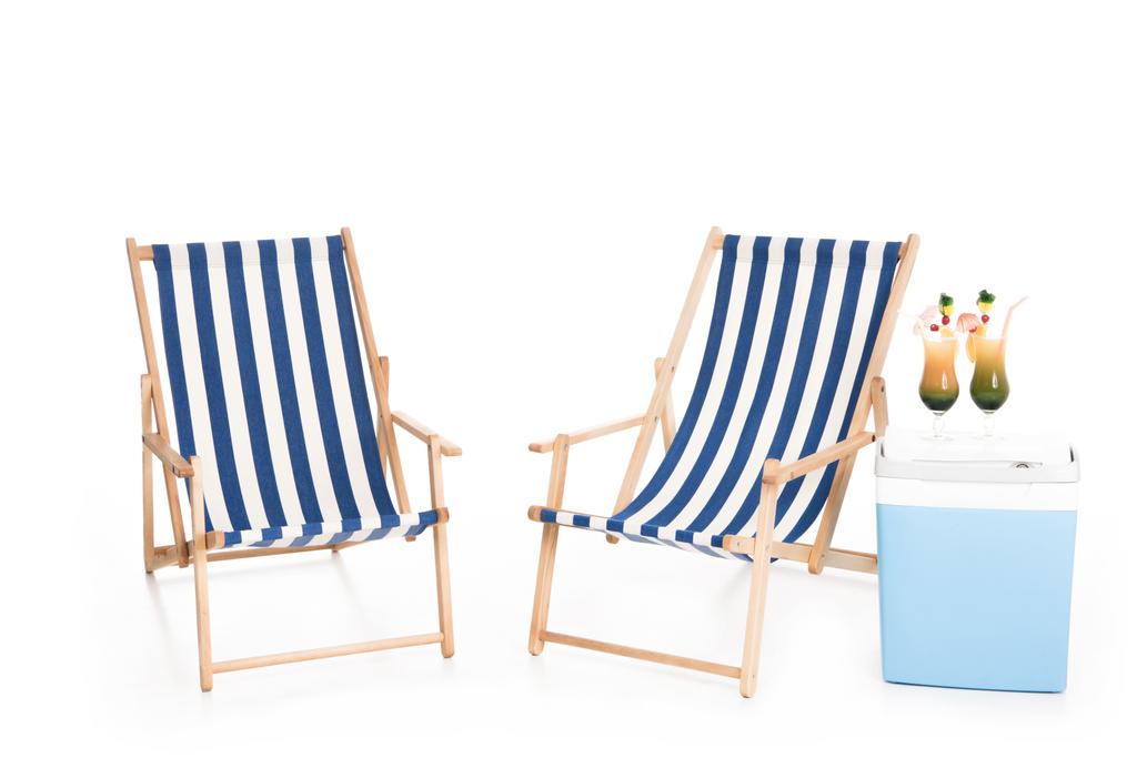 καρέκλες παραλίας, ψύκτη κουτί και κοκτέιλ του καλοκαιριού, απομονώνονται σε λευκό - Φωτογραφία, εικόνα
