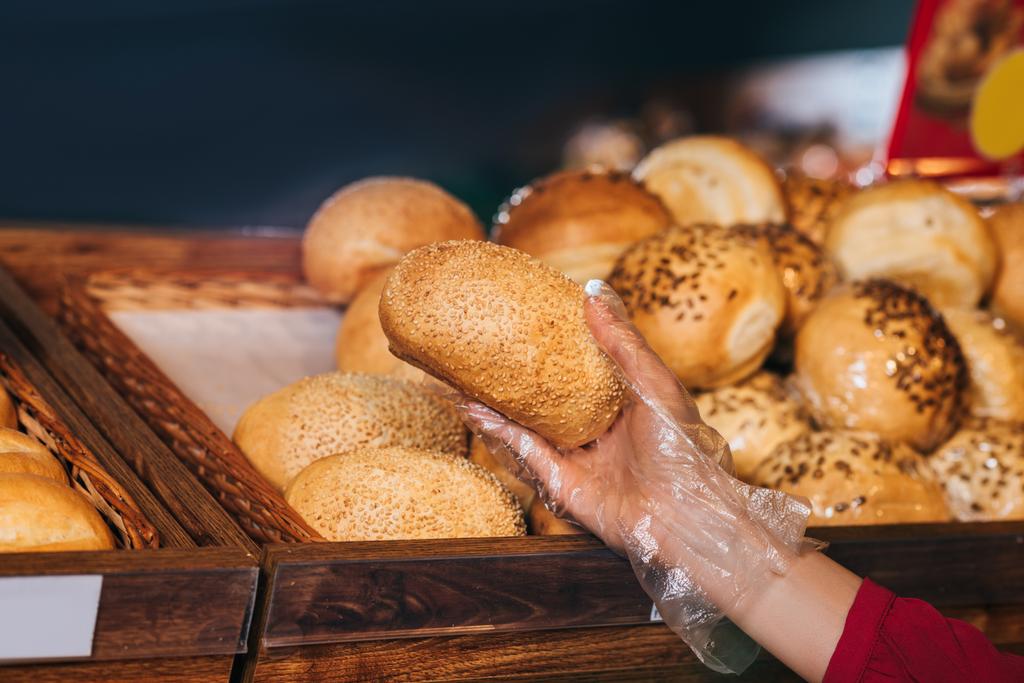 Teilansicht des Käufers bei der Auswahl eines Brotes im Laden - Foto, Bild