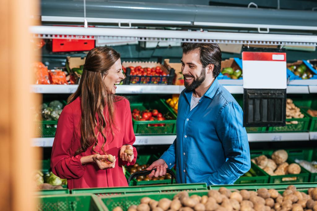 retrato de casal feliz compras juntos no supermercado
 - Foto, Imagem
