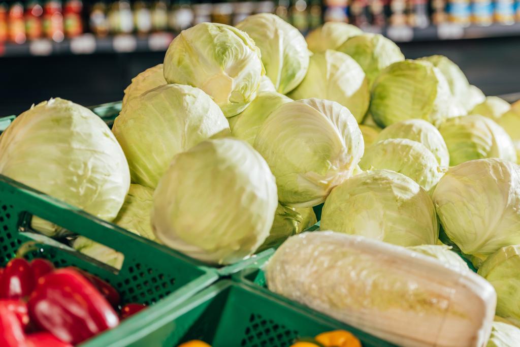закрытый вид на свежие овощи в продуктовом магазине
 - Фото, изображение