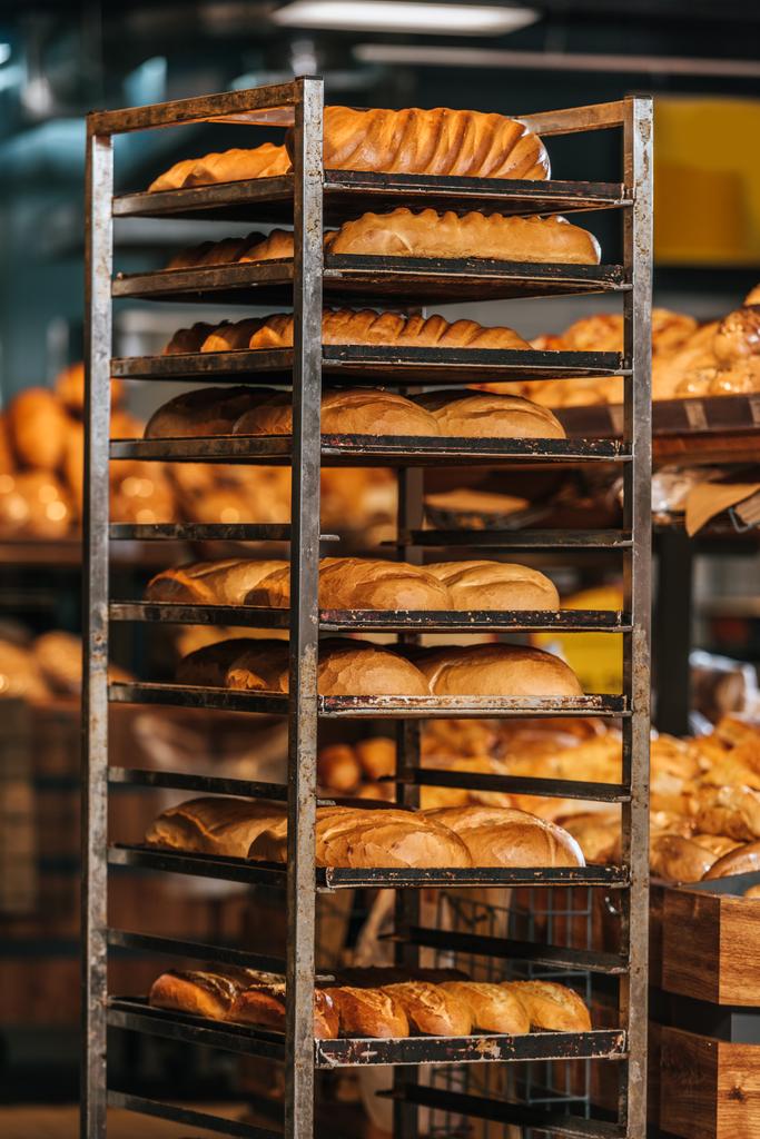lähikuva vastaleivotusta leipomosta hypermarketissa
 - Valokuva, kuva