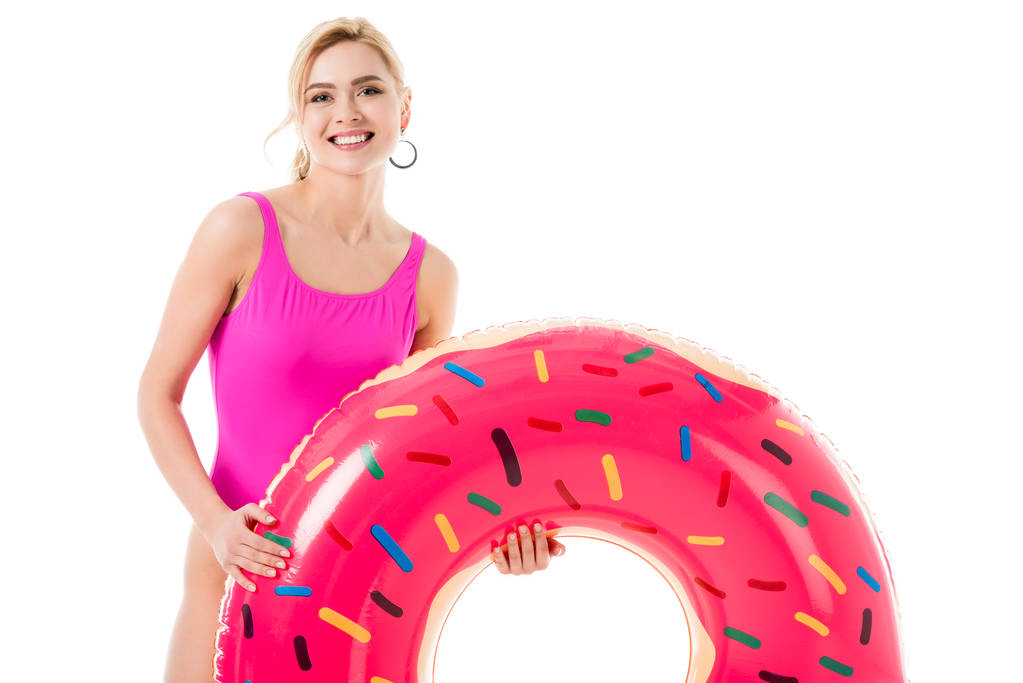 Atractiva joven vestida con traje de baño rosa sosteniendo anillo de natación de donut aislado en blanco
 - Foto, imagen