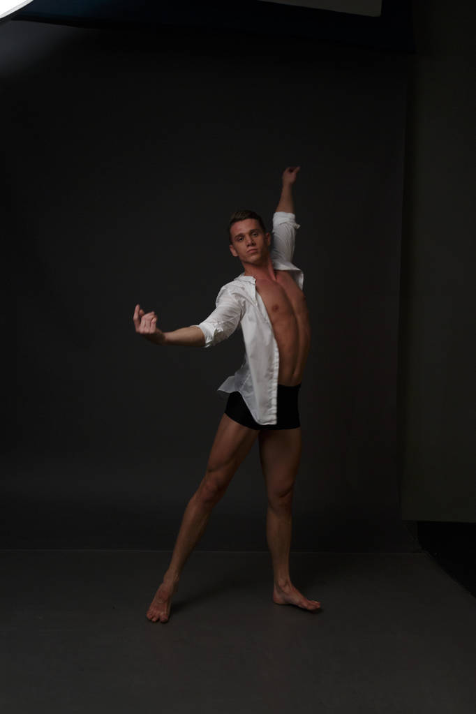 férfiak egy fekete nadrágot táncok - Fotó, kép