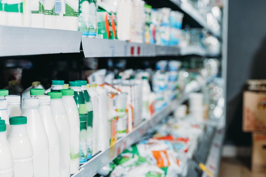 seçici odak süpermarkette süt ürünleri - Fotoğraf, Görsel
