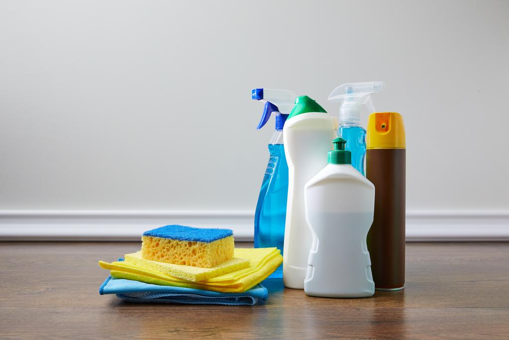 fournitures domestiques pour le nettoyage de printemps sur le sol
 - Photo, image