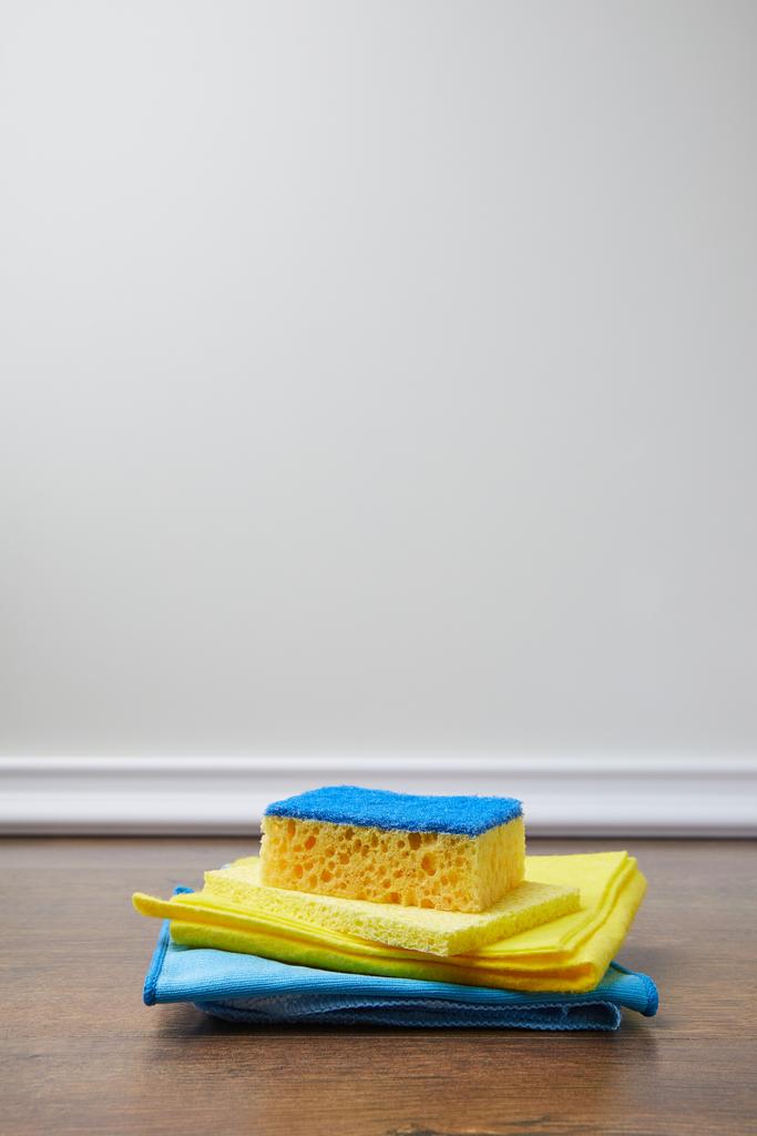 éponge et chiffons bleus et jaunes pour le nettoyage du printemps
 - Photo, image