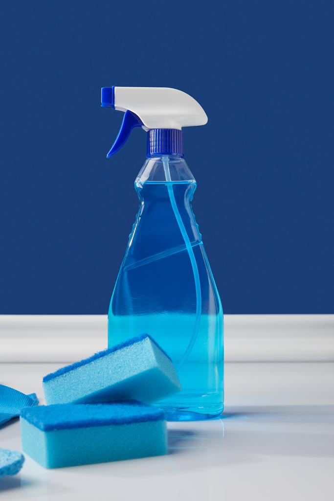 éponges de lavage et spray bleu pour le nettoyage du printemps
 - Photo, image