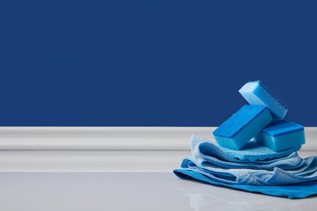 μπλε σφουγγάρια & πανιά για τον καθαρισμό άνοιξη - Φωτογραφία, εικόνα