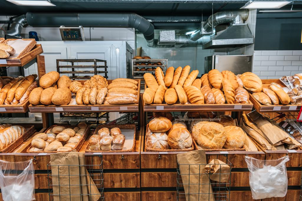 lähikuva vastaleivotusta leipomosta hypermarketissa
 - Valokuva, kuva