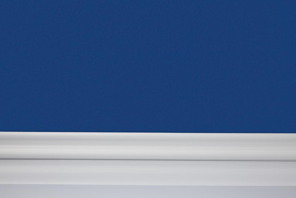 blauwe muur en witte vloer in appartement - Foto, afbeelding