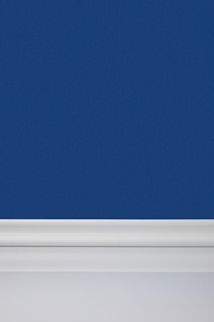 blauwe muur en witte vloer in de kamer - Foto, afbeelding