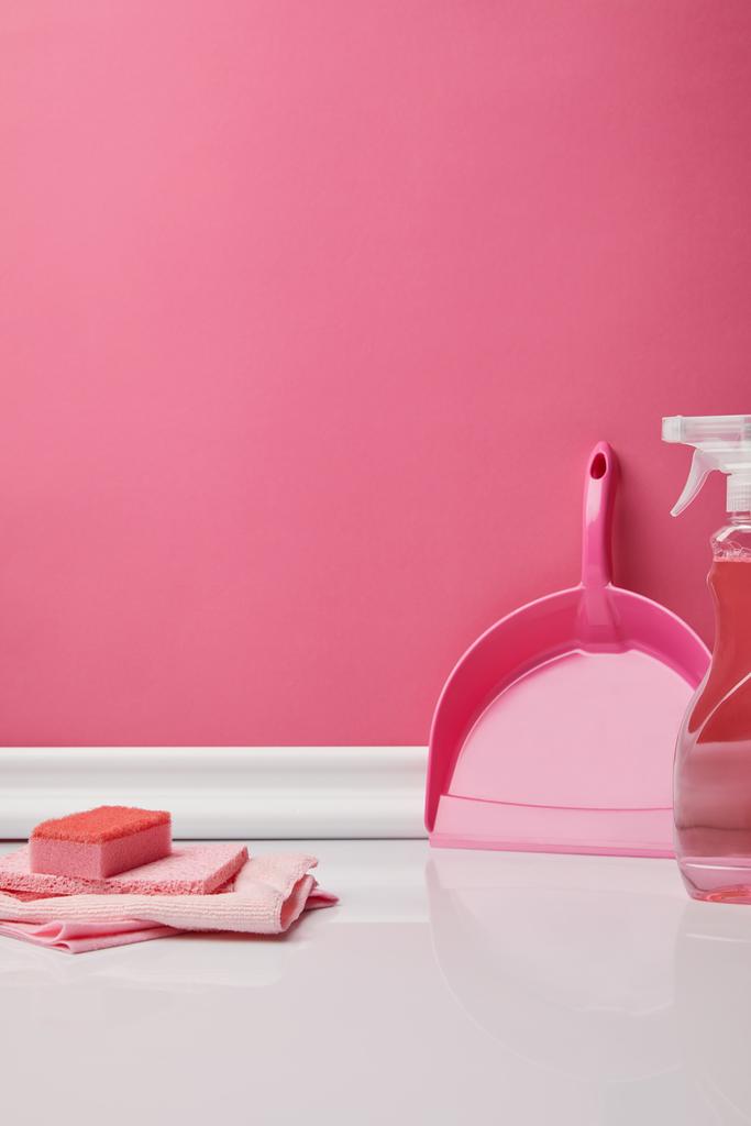 рожеві ганчірки, губка і спрей для весняного прибирання
 - Фото, зображення