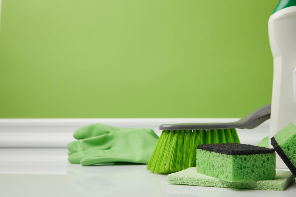 brosse verte et éponges de lavage pour le nettoyage du printemps
 - Photo, image