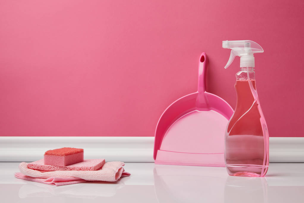 рожеві ганчірки, губка і совок для весняного прибирання
 - Фото, зображення