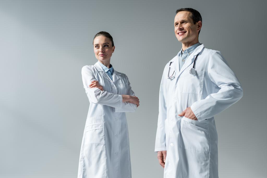 Boldog Felnőtt orvosok keres el a szürke - Fotó, kép