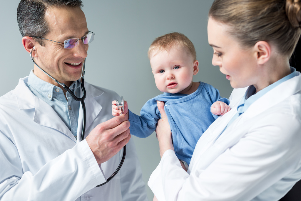 小児科医の愛らしい赤ちゃんの息をチェック - 写真・画像