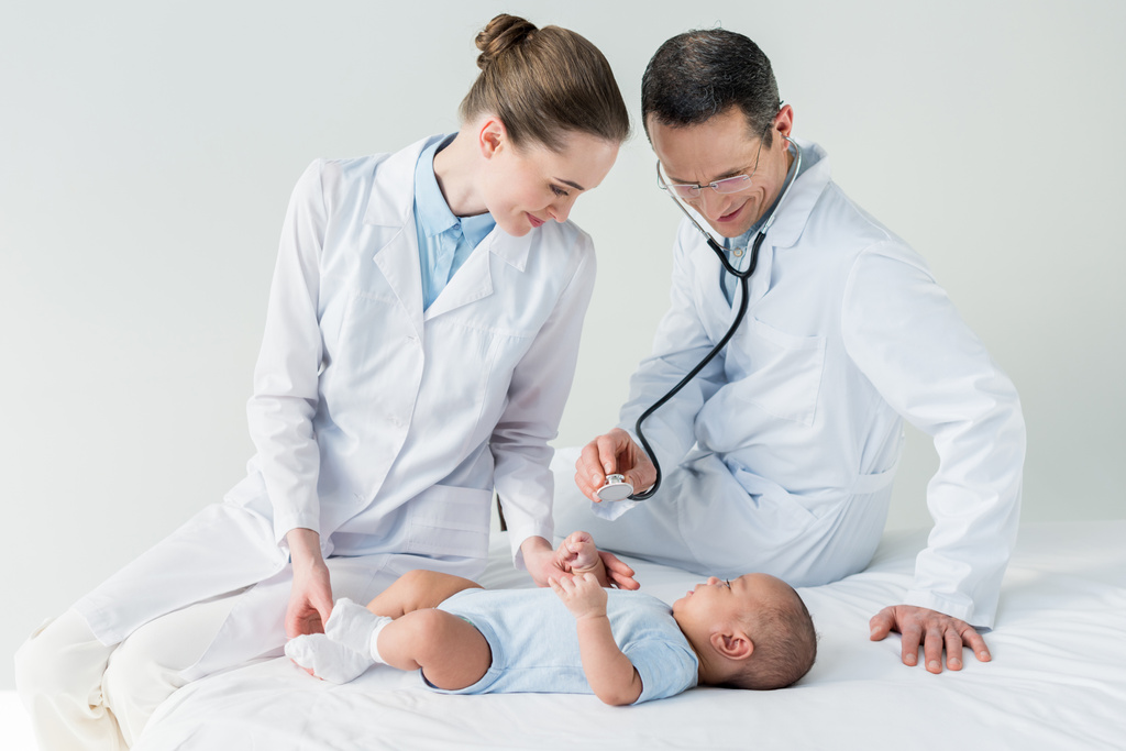 jistý pediatři poslech dechu miminko s stetoskop - Fotografie, Obrázek