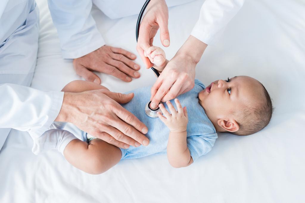 levágott lövés a gyermekorvosok kis baba szívverése hallgatta a sztetoszkóp - Fotó, kép