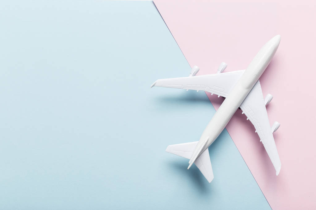 Miniatuur vliegtuig op kleurrijke achtergrond voor reizen thema - Foto, afbeelding