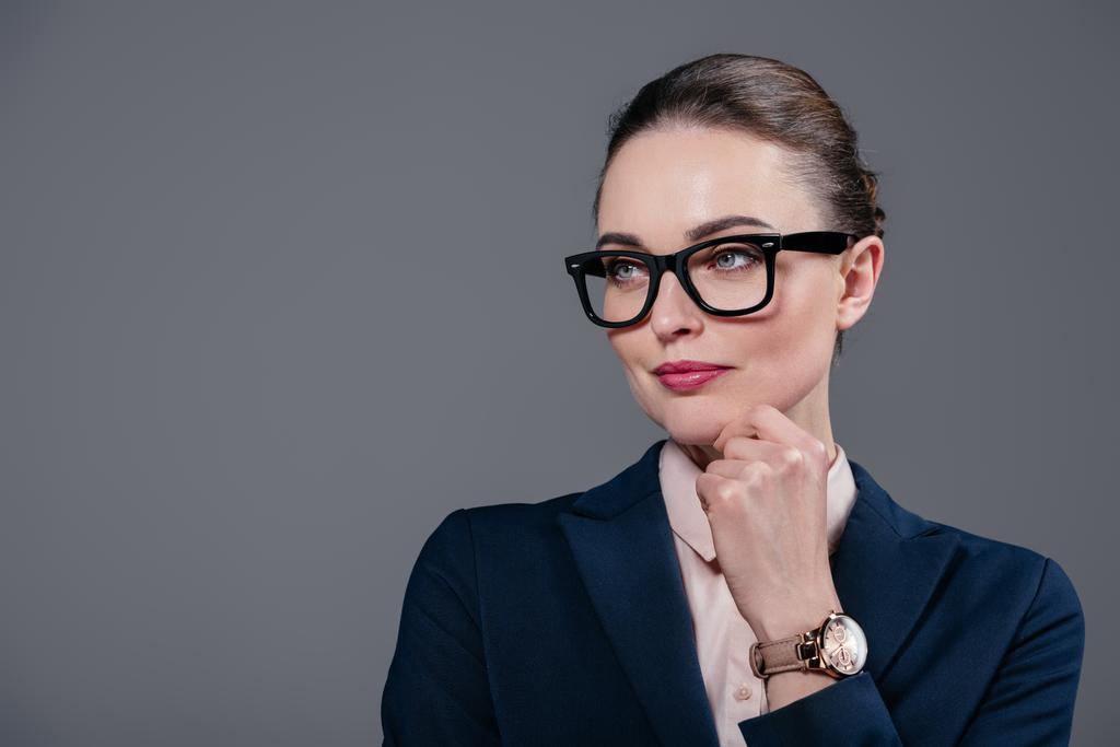 Close-up portret van volwassen zakenvrouw in stijlvolle vintage brillen geïsoleerd op grijs - Foto, afbeelding