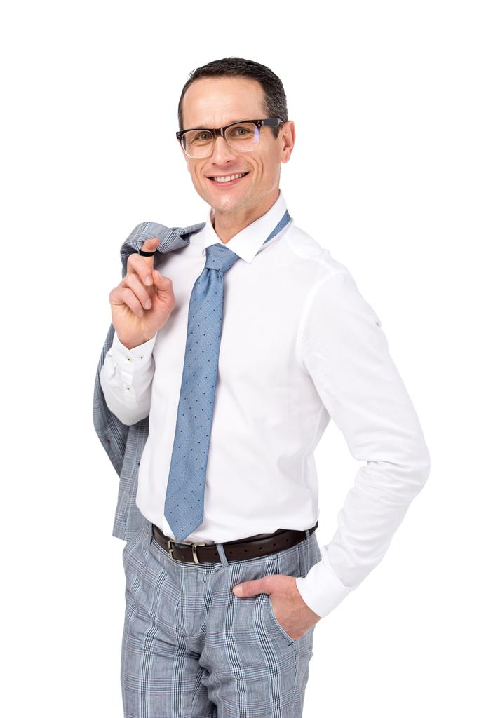 uomo d'affari adulto sorridente con giacca sulla spalla isolata su bianco
 - Foto, immagini