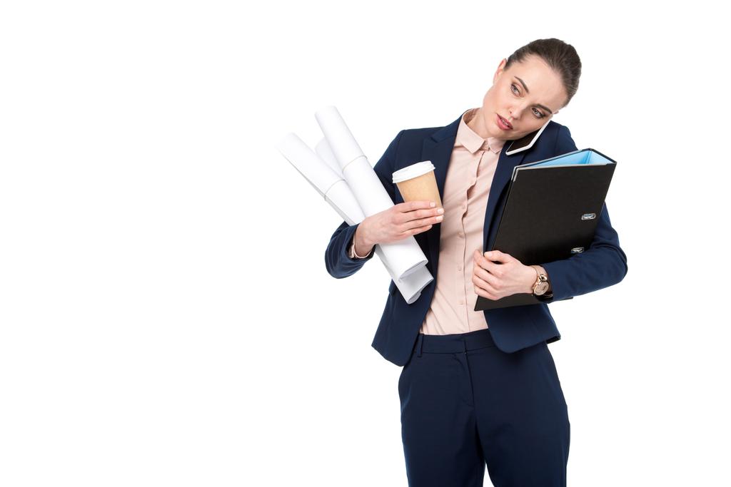 erwachsene Geschäftsfrau mit viel Papierkram und Kaffee zum Telefonieren - Foto, Bild