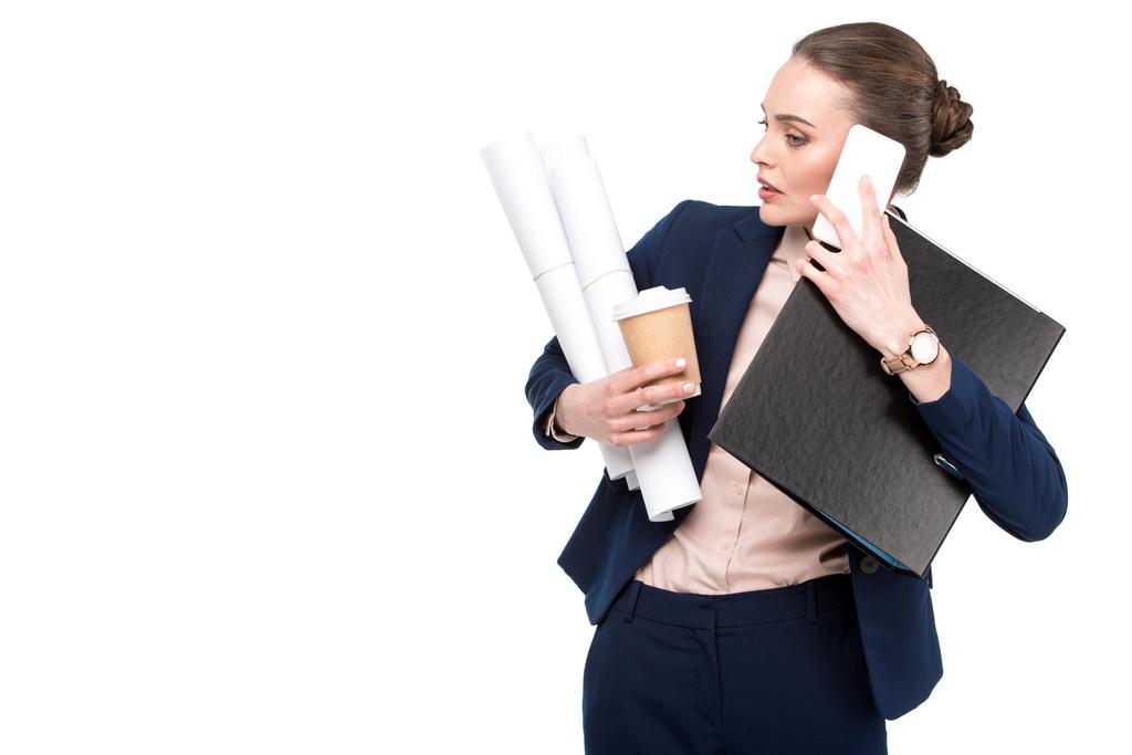 mujer de negocios adulta sobrecargada de trabajo con mucho papeleo y café para ir a hablar por teléfono aislado en blanco
 - Foto, imagen